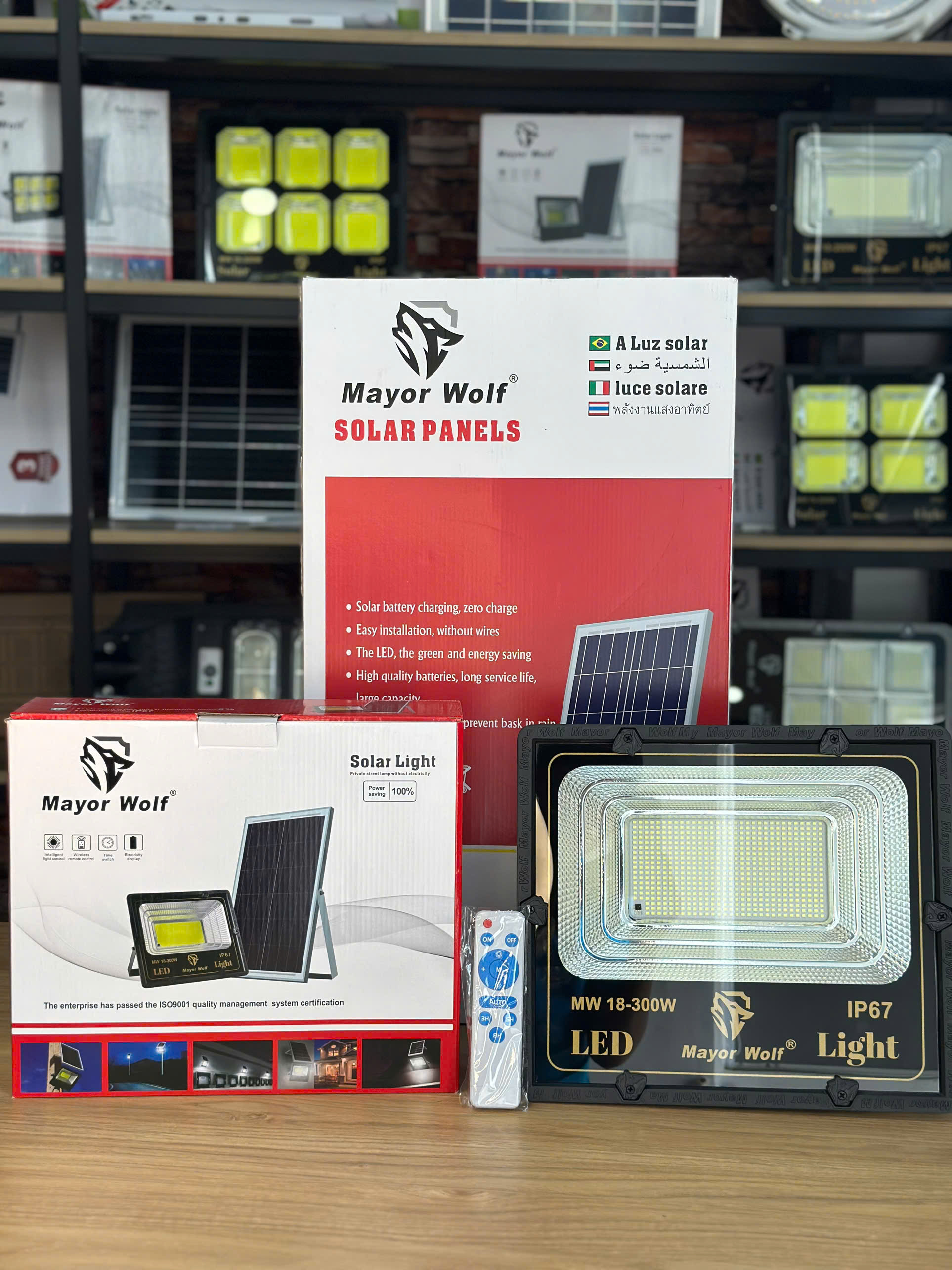 Đèn Pha Năng Lượng Mặt Trời Sân Vườn MW18-300W